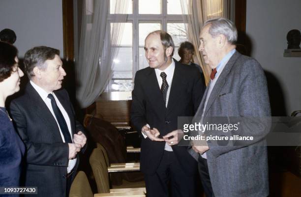 Im Gespräch während des internationalen Dietrich Bonhoeffer-Symposiums am 6./7.02.1986 an der Humboldt-Universität Berlin Superintendent Dr. Günther...