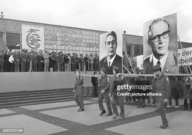 Zur Eröffnung des GST-Feldlagers "Signal DDR 25" in Neubrandenburg ziehen Teilnehmer im August 1974 an der Ehrentribüne vorbei und tragen dabei...