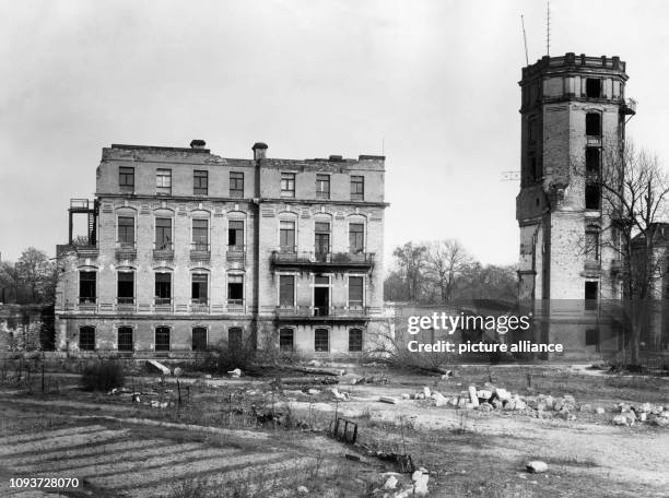 Das ausgebrannte Institutsgebäude der Physik der Universität Leipzig , aufgenommen 1945. Mehr als 60 Prozent der Gebäude der Universität Leipzig...