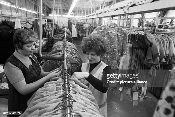 Zwei Arbeiterinnen kontrollieren im VEB Leipziger Bekleidungswerke "vestis" fertige Bekleidung, aufgenommen 1983 in Leipzig. Foto: Waltraud...