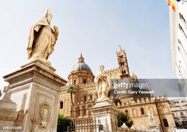 statues outside entrance to palermo cathedral - cathedral foto e immagini stock