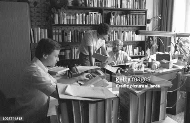 Die Lektoren der Dudenredaktion des Bibliographischen Instituts Leipzig arbeiten 1986 am Großen Duden, dem Nachschlagewerk zur deutschen...