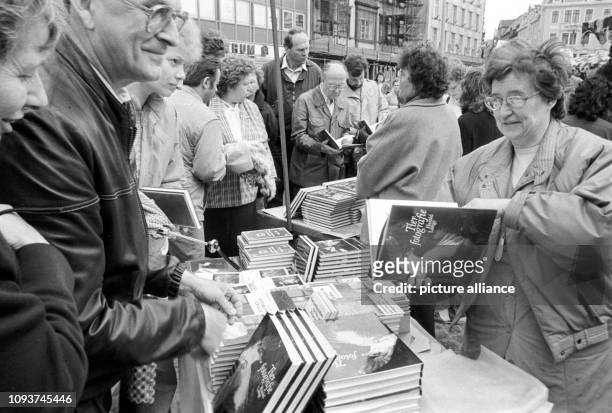 Das Angebot des traditionellen Buchmarktes auf dem Sachsenplatz in Leipzig reicht vom Minibuch über Belletristik bis zum Fachbuch, aufgenommen 1989....