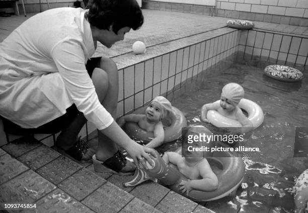 In einer Kinderkrippe in Torgau planschen am die Kleinsten im Schwimmbecken der Einrichtung. Vom 16. Lebensmonat an gehen die Kleinen mit ihren...