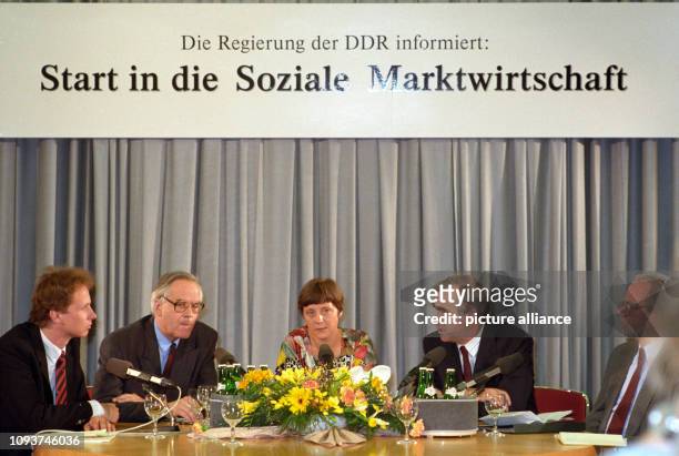 Unter dem Schriftzug "Die Regierung der DDR informiert: Start in die soziale Marktwirtschaft" geben Bundesfinanzminister Theo Waigel und...