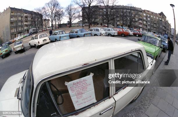 Blick auf einen illegalen Markt für Gebrauchtwagen nahe der Frankfurter Allee in Ost-Berlin, aufgenommen am . Die deutsch-deutsche Währungsunion mit...