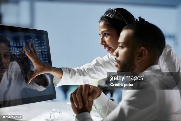 wetenschappers werken op computer in moderne laboratorium - digital health display stockfoto's en -beelden