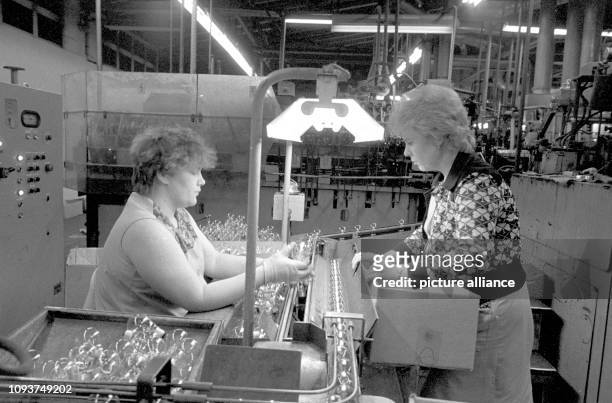 Zwei Arbeiterinnen in der Glühlampenfertigung im NARVA-Kombinat Berlin, aufgenommen im April 1986. Foto: Peer Grimm