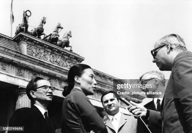 Original-Pressemeldung des DDR-Nachrichtendienstes ADN auf der Rückseite des Bildes: "Berlin 23.6.1969: Außenminister der Republik Südvietnam...