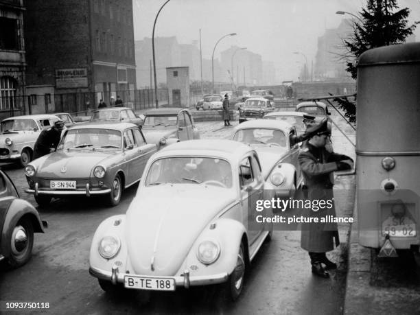 Original-Pressemeldung des DDR-Nachrichtendienstes ADN auf der Rückseite des Bildes: "Berlin : Besucherandrang wie am ersten Weihnachtsfeiertag....