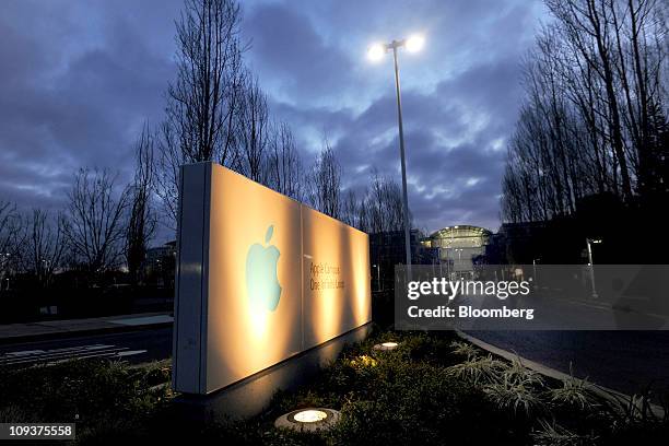 Apple Infinite Loop Photos and Premium High Res Pictures - Getty Images