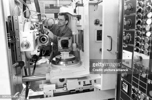 Ein Arbeiter bei der Funktionsprobe einer für Italien bestimmten Zahnrad-Abwälzfräsmaschine aus dem VEB Zahnschneidefabrik Modul Karl-Marx-Stadt,...