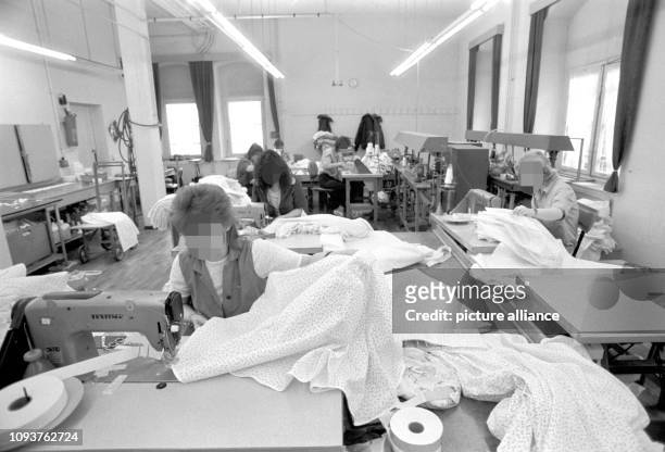 Weibliche Häftlinge im Frauengefängnis Stollberg - Hoheneck bei der Zwangsarbeit in einer Näherei, aufgenommen im Dezember 1989. In Hoheneck waren...