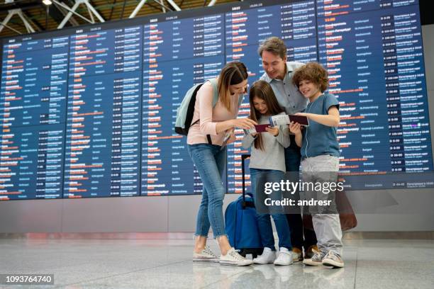 familie samen reizen en het controleren van documenten op de luchthaven - slavische-volkeren stockfoto's en -beelden