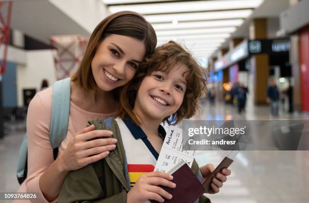 la madre viaja con su hijo y mirando feliz al aeropuerto - portraits of people passport fotografías e imágenes de stock