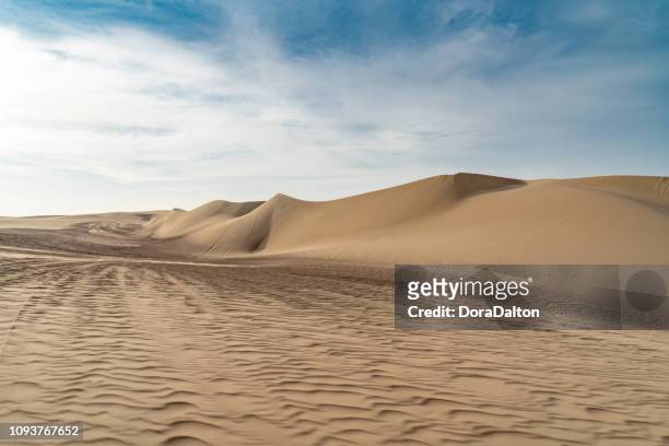 dune di sabbia di huacachina - dune foto e immagini stock