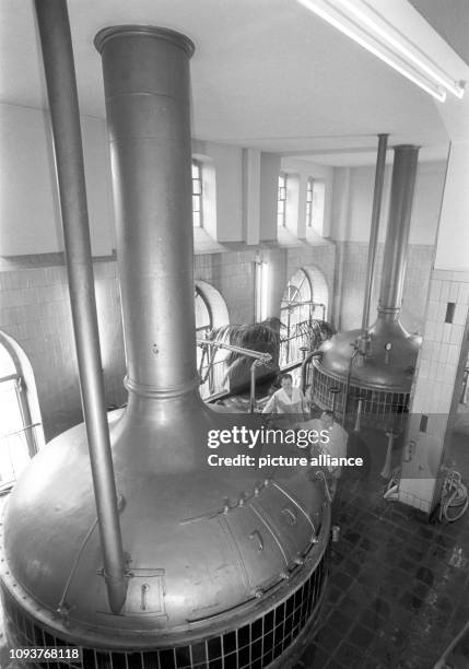 Arbeiter an den Braukesseln des VEB Exportbierbrauerei Wernesgrün im Vogtland, aufgenommen im Juni 1986. Die Kessel dienen dem Bierbrauer zum Kochen...
