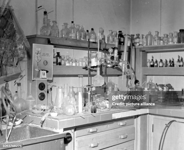 Exploding Lab Plate Chemistry Lab Explosion Photos and Premium High Res Pictures - Getty Images