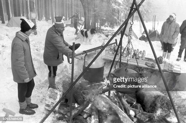 Kochen über dem Lagerfeuer beim Winterzelten in Kottenheide bei Schöneck im Vogtland, aufgenommen im Januar 1987. Foto: Wolfgang Thieme
