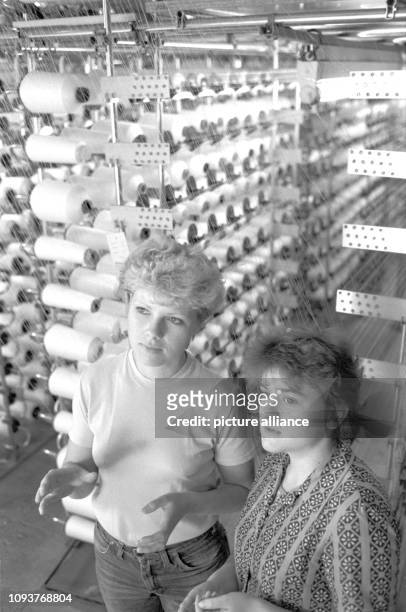 Zwei Arbeiterinnen im Maschinensaal des VEB Falkensteiner Gardinen- und Spitzenweberei FALGARD in Auerbach, aufgenommen im Juni 1985. Im Werk in...