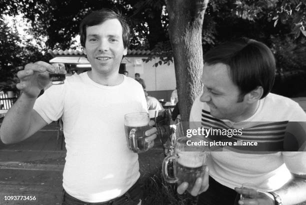 Zwei Männer trinken bei einem Betriebsfest des Betriebsteils Bohrmaschine im Mansfeldkombinat in Eisleben Bier und Hochprozentigen, aufgenommen im...