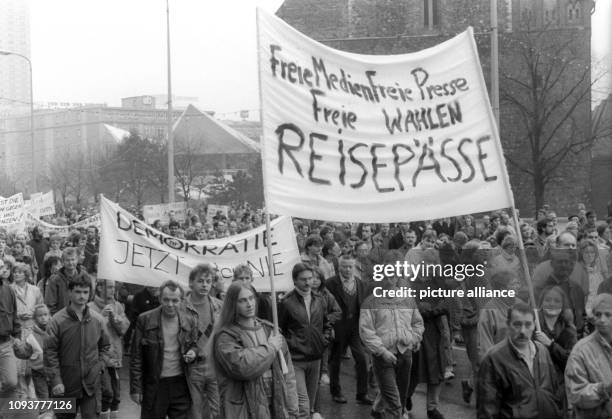 Demonstranten mit Spruchbändern, auf denen "Freie Medien Freie Presse Freie Wahlen Reisepässe" und "Demokratie jetzt oder nie" gefordert werden. Bei...