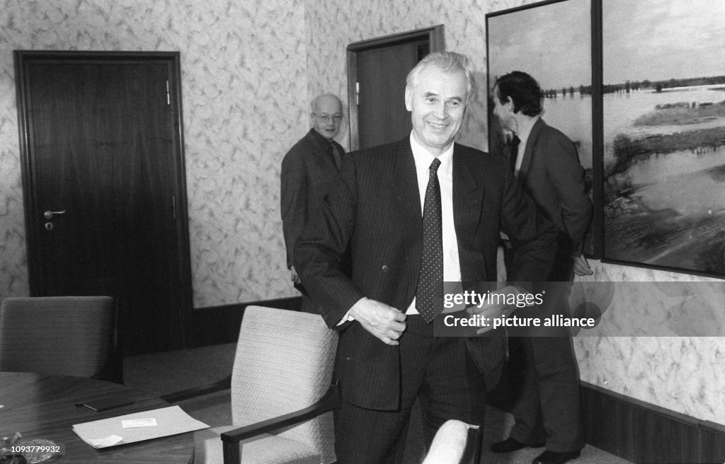 Modrow Der letzte SED-Ministerpräsident der DDR , Hans Modrow, knöpft sich ...