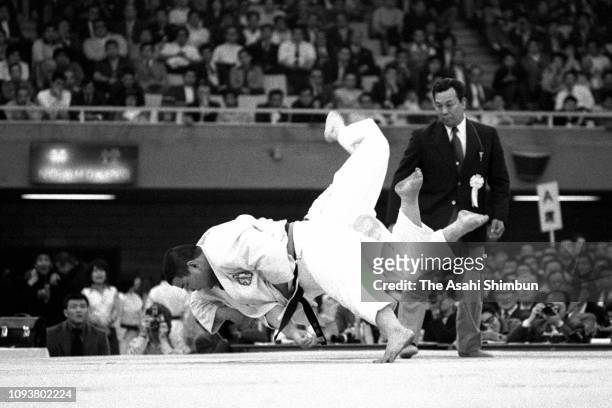 Sumio Endo and Haruki Uemura compete in the semi final during the All Japan Judo Championships at Nippon Budokan on April 29, 1976 in Tokyo, Japan.