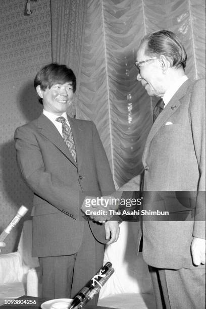 Adventurer Naomi Uemura shakes hands with Prime Minister Takeo Miki during their meeting at the prime minister's official residence on May 18, 1976...