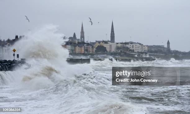 scotsmans bay surf - ireland surf wave stockfoto's en -beelden