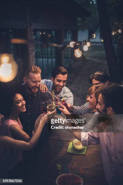 夜のパーティーにアルコールと乾杯しながら楽しい陽気な人々 の大規模なグループ。 - wine party ストックフォトと画像