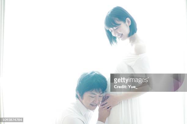 ritratto di giovane moglie e marito incinta - the japanese wife foto e immagini stock