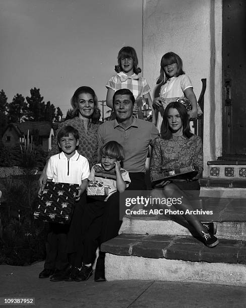 Dick York At Home DICK YORK WITH WIFE JOAN YORK AND THEIR CHILDRENBACK: STACIE;AMANDAMIDDLE: KIMBERLYFRONT: CHRISTOPHER;MATTHEW