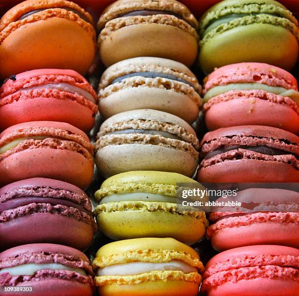 paris colorful macaroons - biskvi bildbanksfoton och bilder