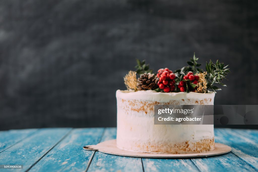 Bolo de Natal na mesa de madeira rústica