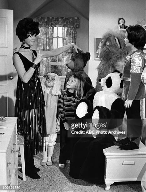 Samantha and the Troll" - Airdate: February 18, 1971. ELIZABETH MONTGOMERY;DIANE MURPHY;ERIN MURPHY