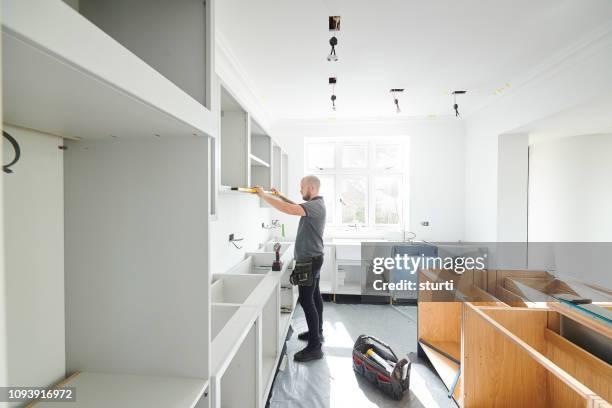 egaliseren van de kasten - timmerman stockfoto's en -beelden