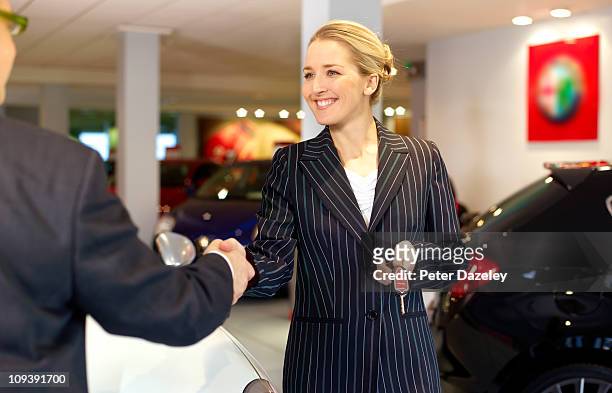 car saleswoman selling car - sold palabra en inglés fotografías e imágenes de stock
