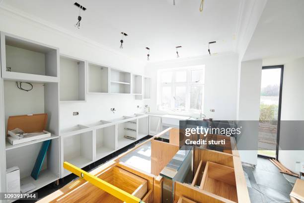 keuken installeren vooruitgang - kitchen cupboard stockfoto's en -beelden
