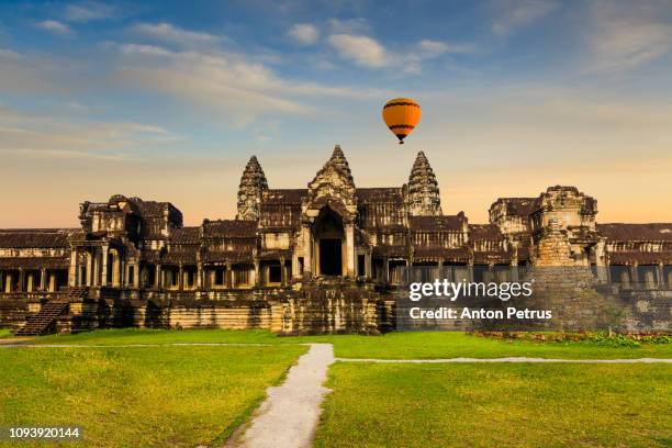 angkor wat at sunrise, cambodia - angkor wat balloon stock pictures, royalty-free photos & images