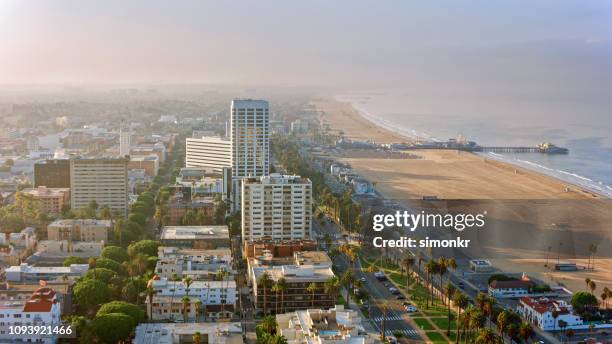 ansicht des stadtbildes - santa monica stock-fotos und bilder