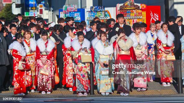 japoneses nuevos adultos usar kimonos y trajes 'que viene de edad día' en la calle de yokohama - seijin no hi fotografías e imágenes de stock