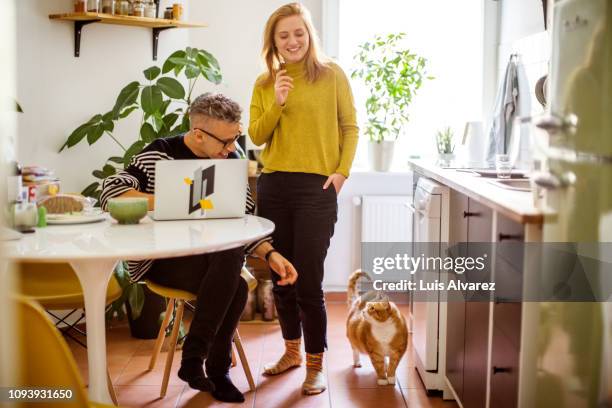 couple with cat at home - woman kitchen stock-fotos und bilder