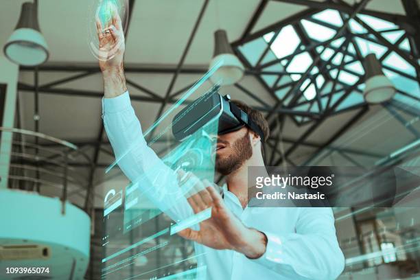 virtuele realiteit in een werkruimte - virtual reality headset stockfoto's en -beelden