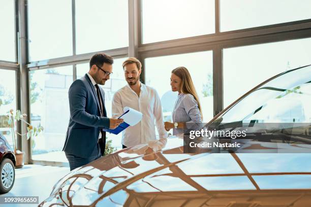 enkel één meer handtekening en auto is van jou - car salesman stockfoto's en -beelden