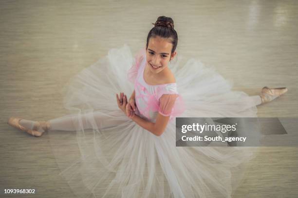 süße junge mädchen ballett-tänzerin im ballettstudio - teen girls in tights stock-fotos und bilder