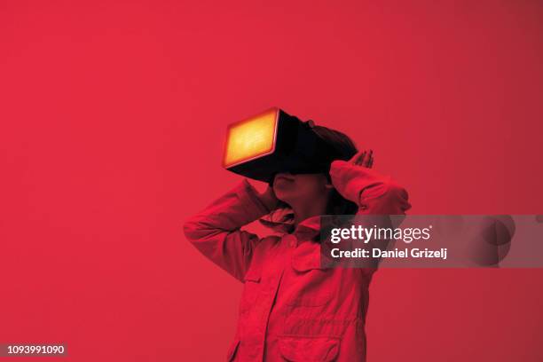 child wearing virtual reality glasses - top prospects game ストックフォトと画像