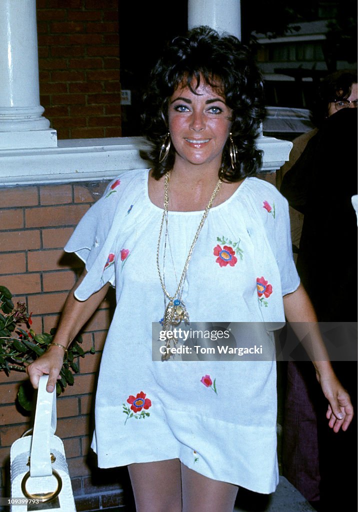 Elizabeth Taylor Sighting at Heathrow Airport - 1971