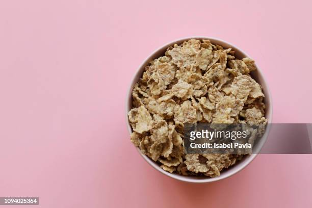 bowl of breakfast cereals - cereais de pequeno almoço imagens e fotografias de stock