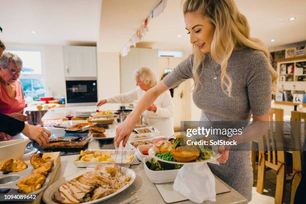 eccitata la sua cena di natale - utensile di portata foto e immagini stock